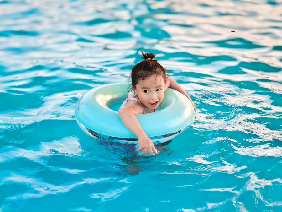 Kind mit Schwimmring im türkisen Wasser